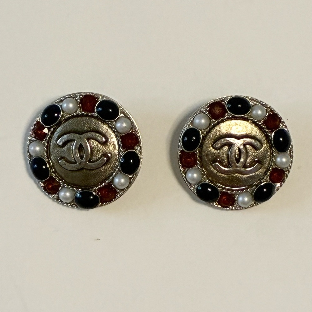 CHANEL Pair of Gripoix buttons